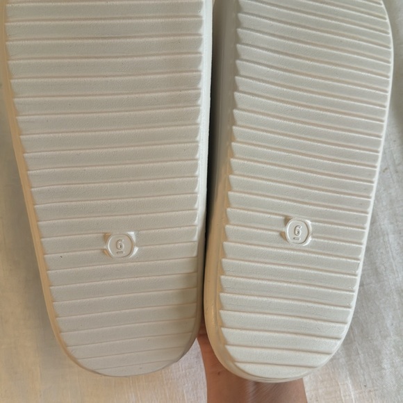 Wild fable neutral tone slides - Picture 2 of 2